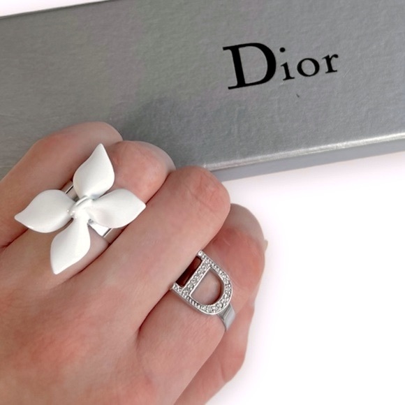 AUTH VTG Christian Dior Girly White Enamel Flower Cocktail Statement Ring - Picture 12 of 14